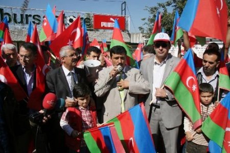 Atatürk Stadı Önünde Vatandaşlara Azerbaycan Bayrakları Dağıtıldı
