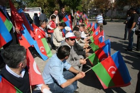 Atatürk Stadı Önünde Vatandaşlara Azerbaycan Bayrakları Dağıtıldı