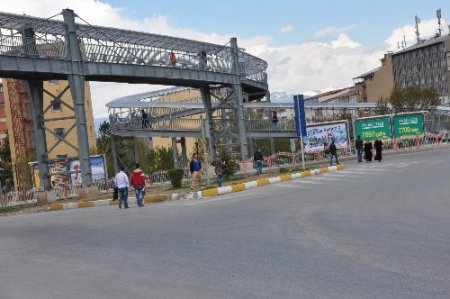 Atatürk Üniversitesi önündeki yaya üst geçidi kullanılmıyor