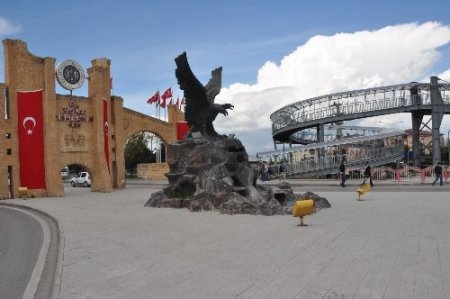 Atatürk Üniversitesi önündeki yaya üst geçidi kullanılmıyor