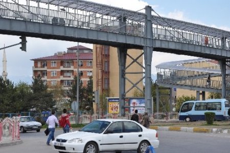 Atatürk Üniversitesi önündeki yaya üst geçidi kullanılmıyor