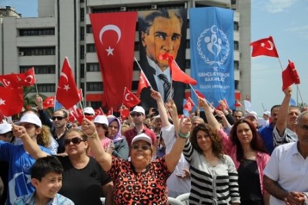 Atatürk'ün doğum günü pastası izdihama neden oldu