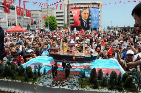 Atatürk'ün doğum günü pastası izdihama neden oldu