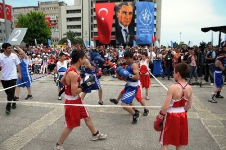 Atatürk'ün doğum günü pastası izdihama neden oldu