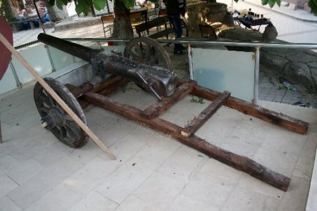 Atatürk'ün Taraklı'ya hediye ettiği tarihi topun bakımı yapıldı