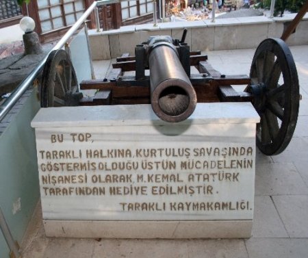 Atatürk'ün Taraklı'ya hediye ettiği tarihi topun bakımı yapıldı