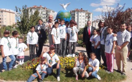 Atatürk’ün 'Yurtta sulh, cihanda sulh' sözü 6 dilde abideleştirildi