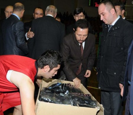 ATB, ihtiyaç sahibi bin öğrenciye eşofman dağıttı