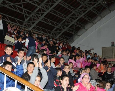 ATB, ihtiyaç sahibi bin öğrenciye eşofman dağıttı