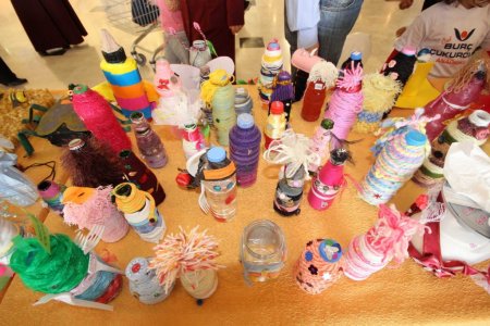 Atıklarla yaptıkları eserleri sergilediler