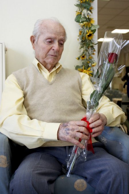 Atina-Pire Başkonsolosu Altuntaş’ın huzurevi ziyareti, Rumları duygulandırdı