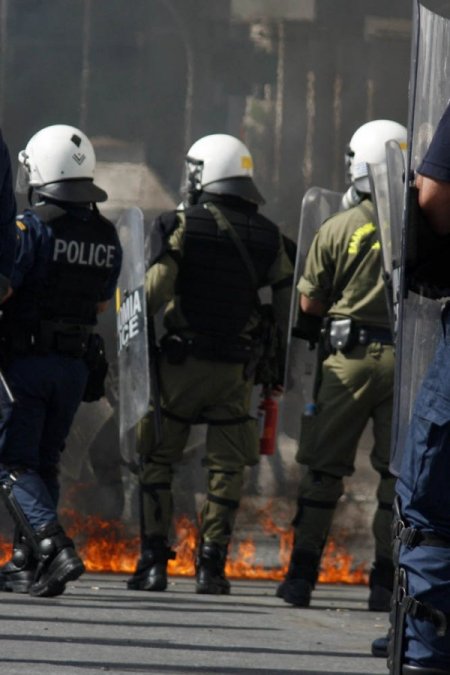 Atina'da göstericiler polisle çatıştı, bir kişi hayatını kaybetti