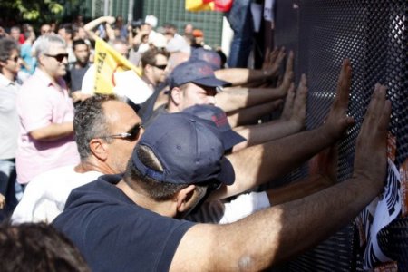 Atina'da göstericiler polisle çatıştı, bir kişi hayatını kaybetti