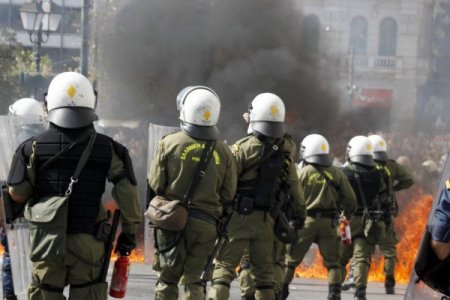 Atina'da göstericiler polisle çatıştı, bir kişi hayatını kaybetti