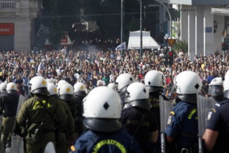 Atina'da göstericiler polisle çatıştı, bir kişi hayatını kaybetti