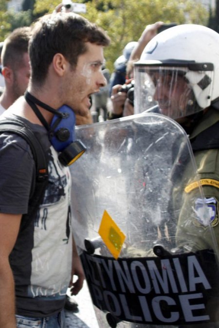 Atina'da göstericiler polisle çatıştı, bir kişi hayatını kaybetti