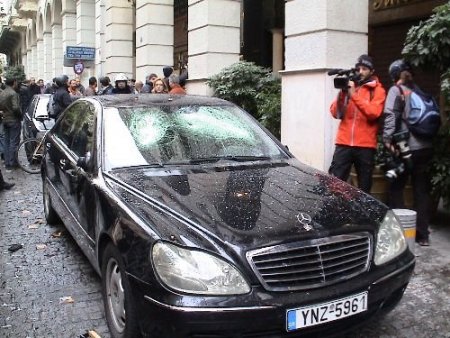 Atina'da Göstericiler Ve Anarşistler Polisle Çatıştı