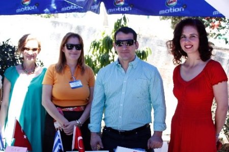 Atina'da sefireler, kimsesiz çocuklar için yemek sattı