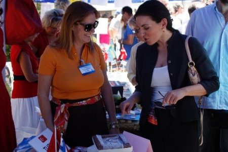 Atina'da sefireler, kimsesiz çocuklar için yemek sattı