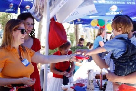 Atina'da sefireler, kimsesiz çocuklar için yemek sattı