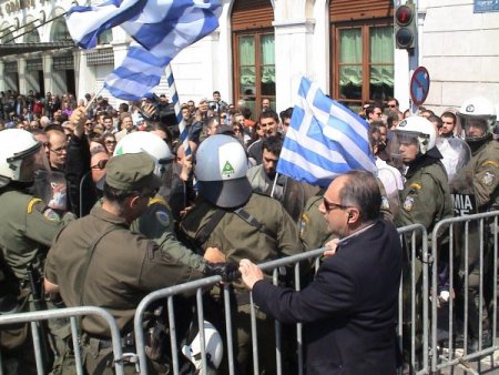 Atina'da Sönük Geçen "Ulusal Bağımsızlık Bayramı"nı Gerginlikler Isıttı