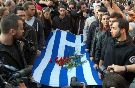 Atinalılar Albaylar Cuntası'na Karşı Hayatını Kaybedenler İçin Yürüdü