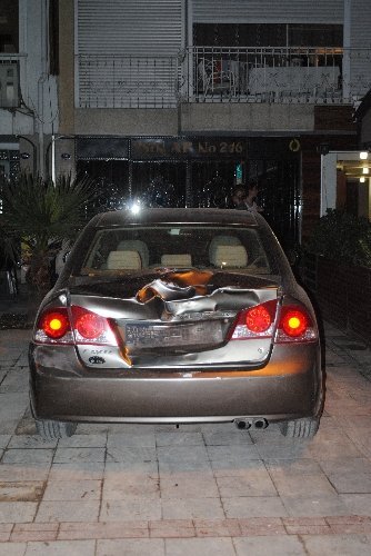 Atları parlayan fayton 8 otomobile çarpıp parçalandı