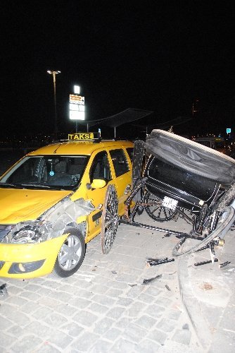 Atları parlayan fayton 8 otomobile çarpıp parçalandı