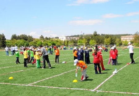 Atletizm Şenliğinde Çocuklar Dostluk İçin Koştu