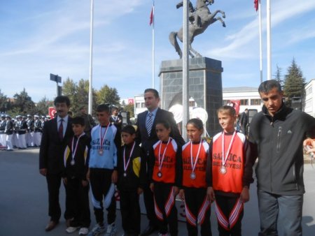 Atletler madalyalarını 29 Ekim Cumhuriyet Bayramı'nda aldı