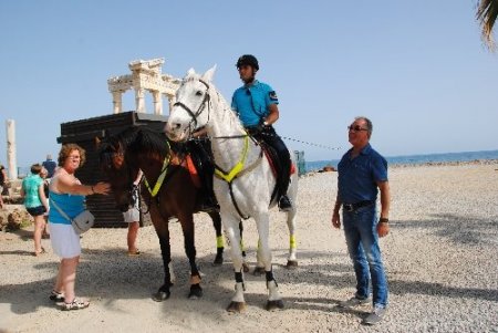 Atlı jandarmalar Side'de Apollon Tapınağı önünde görevine başladı