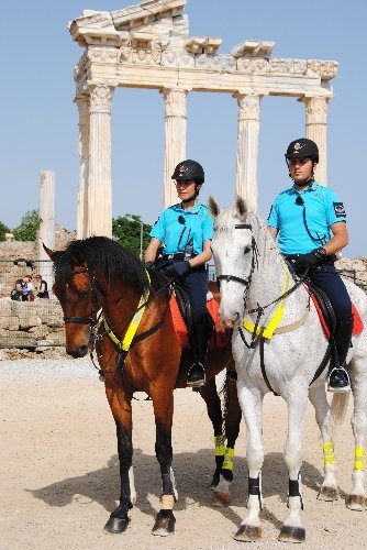 Atlı jandarmalar Side'de Apollon Tapınağı önünde görevine başladı