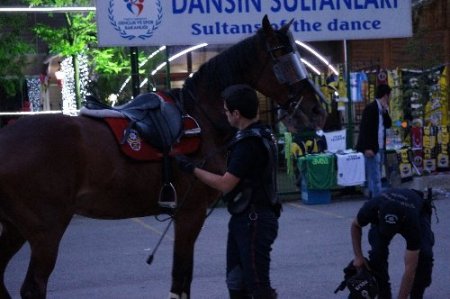 Atlı polis kaza geçirdi