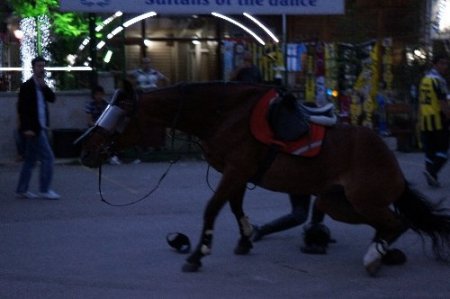 Atlı polis kaza geçirdi