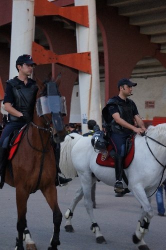 Atlı polis kaza geçirdi