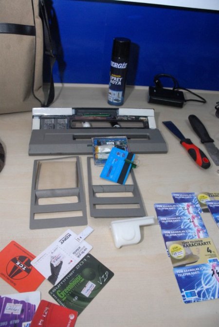 Atm'lere Kurdukları Düzenekle Vurgun Yapan İki Kişi Yakalandı