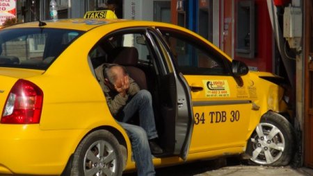 ATM'ye çarpan taksici 'ekmek teknesine' ağladı