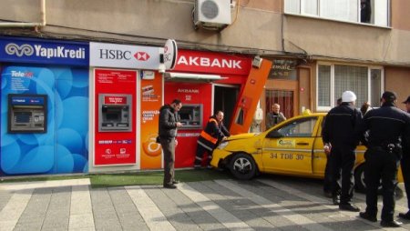 ATM'ye çarpan taksici 'ekmek teknesine' ağladı