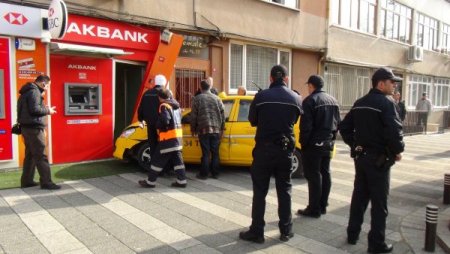 ATM'ye çarpan taksici 'ekmek teknesine' ağladı