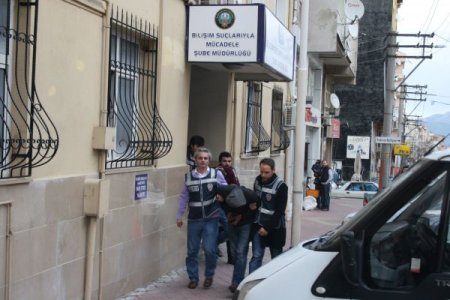 ATM'ye yerleştirdikleri düzenekle vatandaşların kartlarını kopyalamışlar