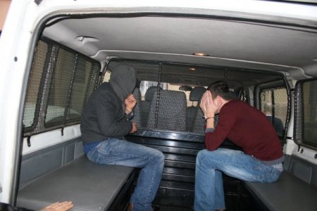 ATM'ye yerleştirdikleri düzenekle vatandaşların kartlarını kopyalamışlar