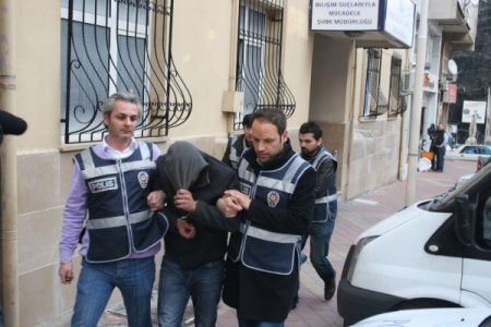 ATM'ye yerleştirdikleri düzenekle vatandaşların kartlarını kopyalamışlar