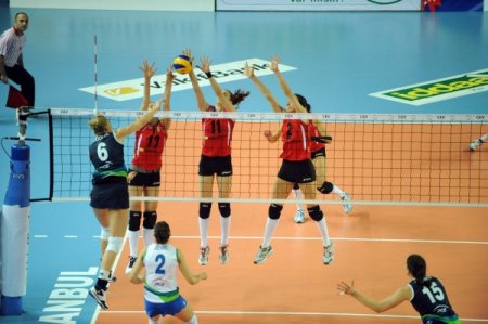 Atom Trefl Sopot'u 3-0'la geçen Vakıfbank, Eczacıbaşı VitrA'nın rakibi oldu