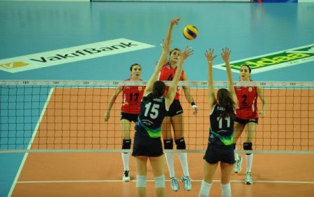 Atom Trefl Sopot'u 3-0'la geçen Vakıfbank, Eczacıbaşı VitrA'nın rakibi oldu