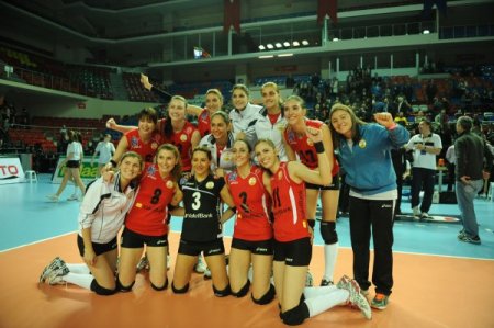 Atom Trefl Sopot'u 3-0'la geçen Vakıfbank, Eczacıbaşı VitrA'nın rakibi oldu