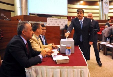 ATSO'da meclis başkanlığı yarışını İzzet Bayar kazandı