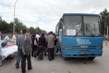 AÜ, öğrencilerin daha rahat kayıt yaptırması için kayıt merkezi kurdu