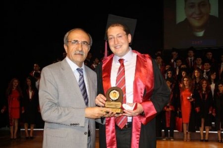 AÜ Tıp Fakültesi'nde mezuniyet coşkusu