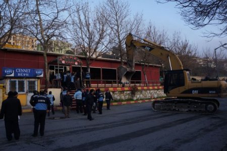 Avcılar sahilindeki 24 işyeri yıkıldı