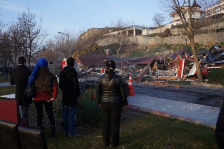 Avcılar sahilindeki 24 işyeri yıkıldı